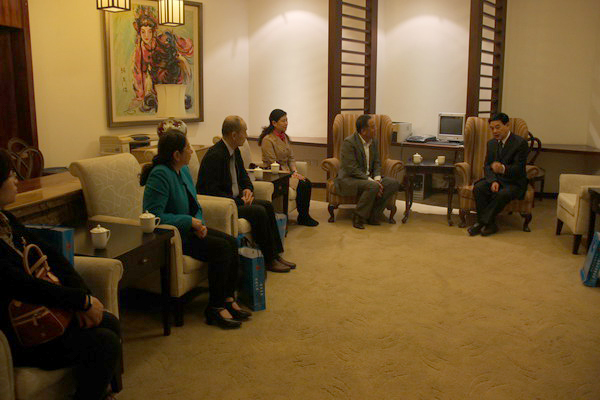 1451524897353721.jpg 吕传柱院长与南京医科大学党委副书记、副校长周亚夫一行亲切交谈调亮.jpg