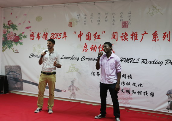 1430297299134353.jpg 留学生即兴表演歌曲_缩小大小.JPG