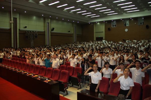 1430908611600594.jpg 入团宣誓.JPG