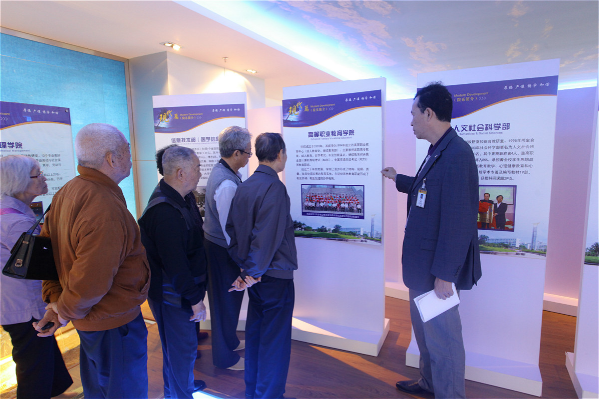 老校友参观校史馆 老校友参观校史馆