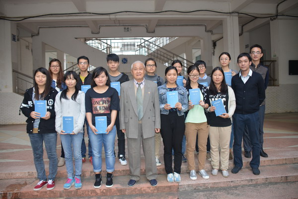 和部分师生合影_缩小大小.JPG