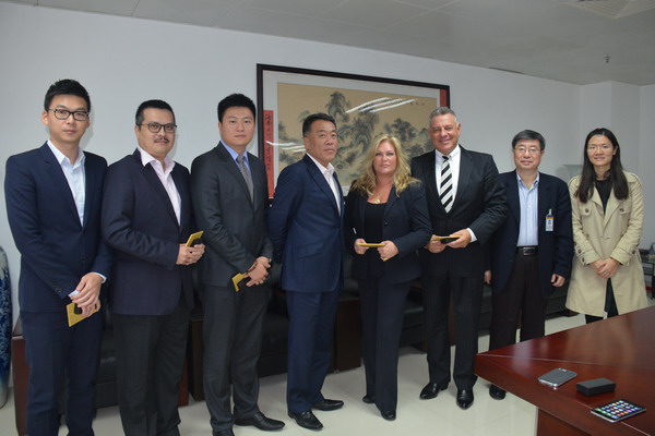 1452831457481353.jpg 图为院领导与客人合影_缩小大小.JPG