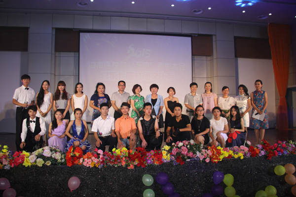 1430908755402562.jpg 领导和嘉宾与“十佳歌手”合影.JPG