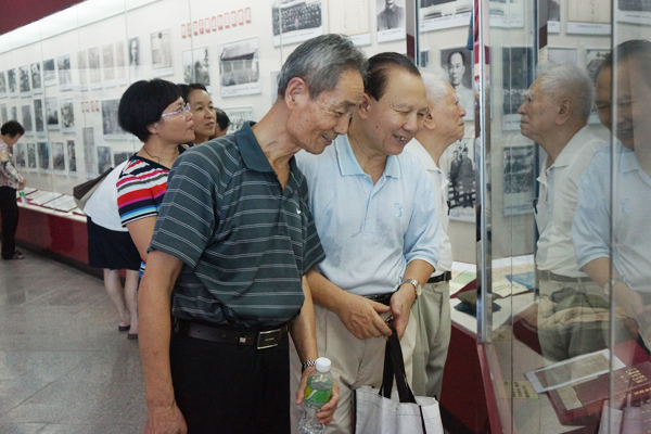 1435803296159389.jpg 党员同志们在认真参观纪念馆-2.jpg