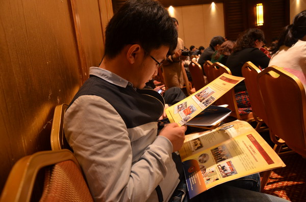 1451525569123621.jpg 我校新版宣传册吸引了与会代表_缩小大小.JPG