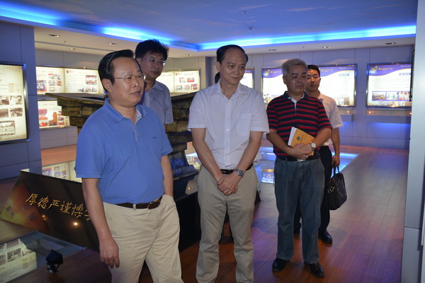 林方略饶有兴趣地参观了校史馆，作为海医1977年恢复高考的第一届本科生，母校给他留下了许多难忘的记忆_缩小大小.JPG