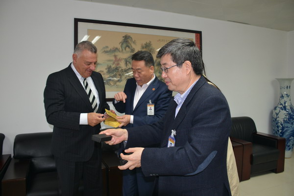 1452831422431909.jpg 院领导向客人赠送海医明信片_缩小大小.JPG