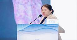 图片包含 室内, 人, 女人, 站 AI 生成的内容可能不正确。