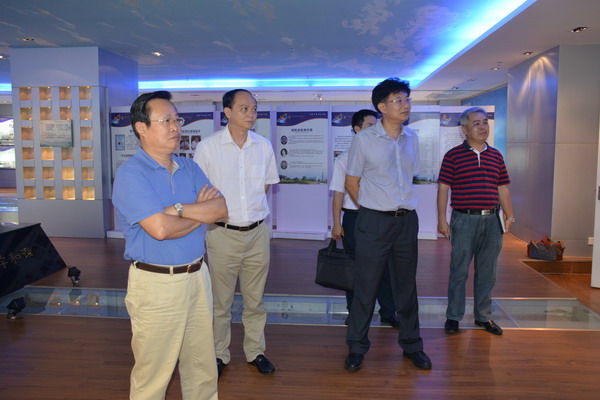 他表示，作为传承海医精神的窗口，校史馆应不断充实内容，增加反映不同时期 的史实资料、图片、实物等_缩小大小.JPG