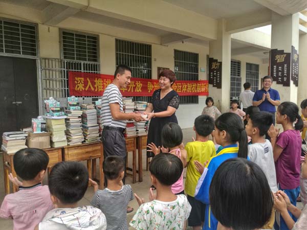 林英姿副校长代表向乌石坡村小学捐赠了一批文具和书本.jpg