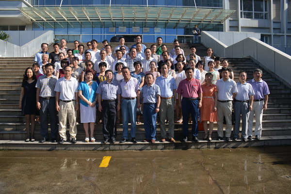 王路副省长和学校主要领导亲切交谈 (2)_缩小大小.JPG