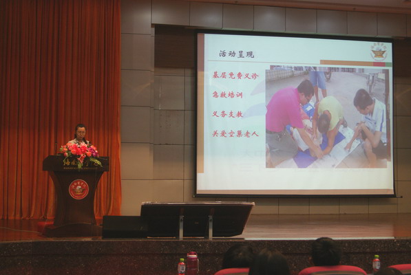 1444880544129138.jpg 王晖慧老师在汇报_缩小大小.jpg