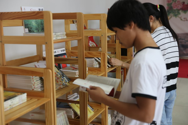 1430297449128118.jpg 读者阅读中国红系列馆藏_缩小大小.JPG