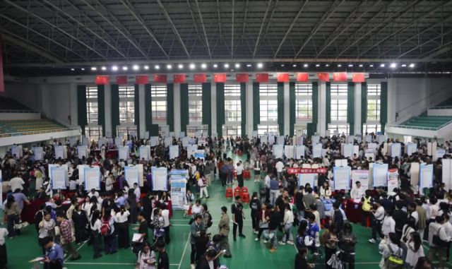 “海南学子，‘就’在海南”留才行动——2025届毕业生医学专场招聘会。图片来源：海南医科大学