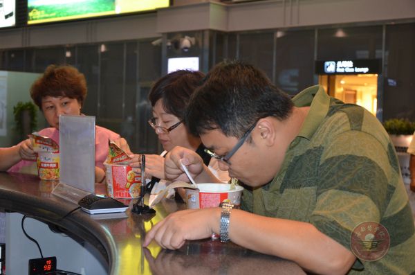 在机场用方便面充饥5810.jpg