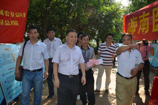 1462956531127602.jpg 海南省政协副主席、省科技厅厅长史贻云来到
展区_缩小大小.JPG