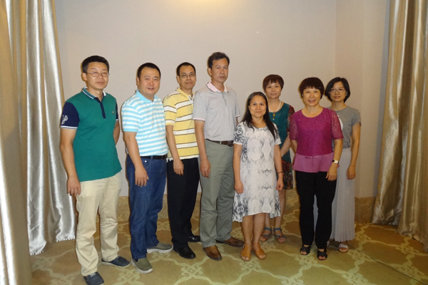 王传荣、成晓东、李师伟与第五届海医支部委员会合影 (1)-2.jpg